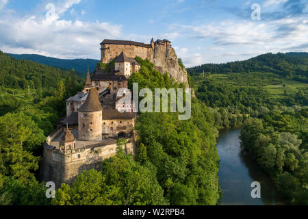 Château d'Orava - Hrad Oravsky Podzamok dans Oravsky en Slovaquie. Forteresse médiévale sur extrêmement élevée et par la falaise abrupte de la rivière Orava. Vue aérienne. Banque D'Images