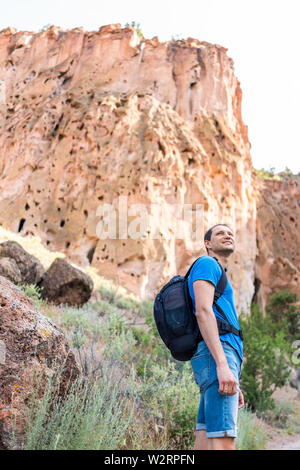 Parc de Los Alamos avec l'homme randonnée marche sur sentier en boucle principale en chemin Bandelier National Monument au Nouveau Mexique en été par canyon falaise Banque D'Images