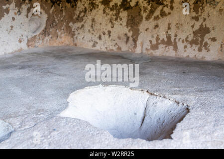 Libre à l'intérieur de l'habitat troglodytique sur sentier en boucle principale en chemin Bandelier National Monument au Nouveau Mexique Banque D'Images