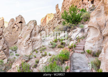 Parc avec étapes escaliers sur sentier en boucle principale en chemin Bandelier National Monument au Nouveau Mexique Banque D'Images