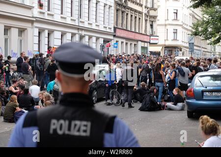 Leipzig, Allemagne. 10 juillet, 2019. Les participants d'une manifestation se rassemblent dans une rue de l'est de la ville. Plusieurs centaines de personnes se sont réunies pour protester contre l'expulsion d'une république à l'Espagne la nuit avant. La tentative d'expulser les manifestants ont conduit à des affrontements entre les manifestants et la police. Credit : Sebastian Willnow/dpa-Zentralbild/dpa/Alamy Live News Banque D'Images