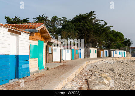 De petites maisons colorées en bois sur la plage à proximité de la rochelle Banque D'Images