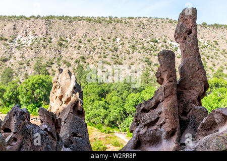 Parc avec des formations de roche sur la boucle principale de chemin Trail Bandelier National Monument au Nouveau Mexique Banque D'Images