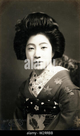 [ 1920 - Japon femme japonaise en Kimono ] - japonaise en kimono traditionnel et coiffure. 20e siècle Tirage argentique d'époque. Banque D'Images