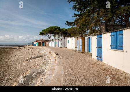 De petites maisons colorées en bois sur la plage à proximité de la rochelle Banque D'Images