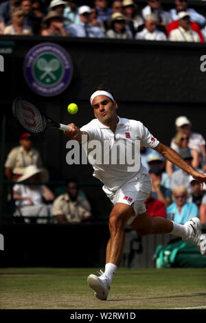 Wimbledon, Royaume-Uni. 10 juillet, 2019. Roger Federer au cours de son quart de finale match contre Kei Nishikori du Japon à Wimbledon aujourd'hui. Crédit : Adam Stoltman/Alamy Live News Banque D'Images