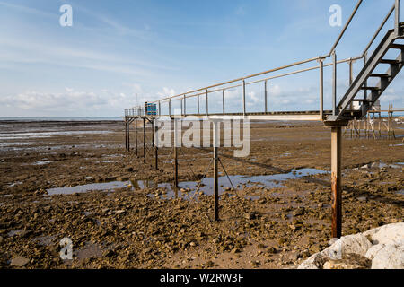 La demande de bois durant la marée basse sur une plage à proximité de la rochelle Banque D'Images