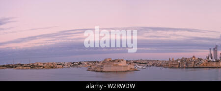 Fort St Angelo au coucher du soleil avec le Grand Port de Vittoriosa pendant le coucher du soleil, à Malte. Banque D'Images