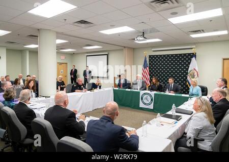 La première dame des États-Unis Melania Trump participe à une crise d'opioïdes table ronde avec l'état et les chefs des communautés locales à la santé Cabell-Huntington Ministère le 8 juillet 2019, à Huntington, West Virginia. Banque D'Images