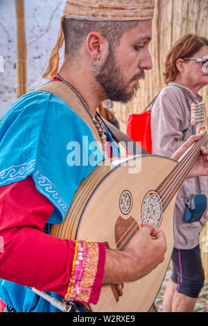 Mertola, Portugal - 18 mai 2019 : musicien avec une tenue arabe jouant un instrument de musique traditionnel dans les rues de Mertola Banque D'Images