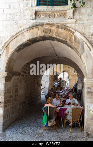 Ulica od Pustijerne, Stari grad, Dubrovnik, Croatie : repas en plein air à l'Kanoba Amoret Banque D'Images