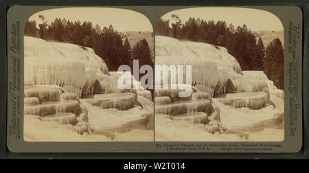 Terrasse Cléopâtre et son miroir comme des piscines - Mammoth Hot Springs, le parc de Yellowstone, aux Etats-Unis, par Underwood & Underwood 2 Banque D'Images