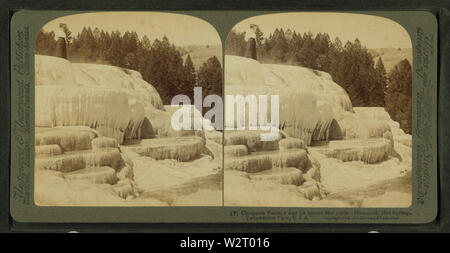 Terrasse Cléopâtre et son miroir comme des piscines - Mammoth Hot Springs, le parc de Yellowstone, aux Etats-Unis, par Underwood & Underwood 3 Banque D'Images