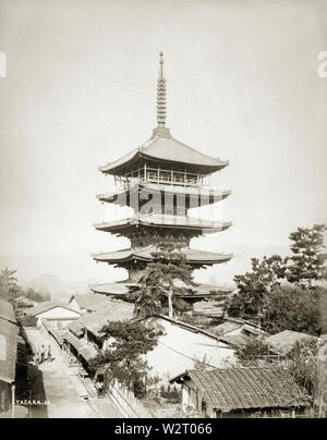 [ 1870 - Japon La Pagode Yasaka à cinq étages, Kyoto ] - cinq étages dans la Pagode Yasaka Higashiyama, Kyoto, 1880. 19e siècle vintage albumen photo. Banque D'Images