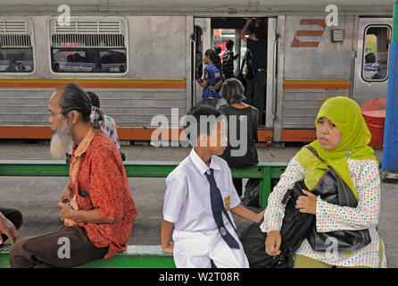 Jakarta, Indonésie - JAKARTA/08 septembre 2008 : les gens sur une plate-forme à la gare de France à Jakarta Banque D'Images