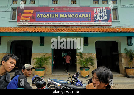 Jakarta, Indonésie - JAKARTA/septembre 08, 2008 moto : les chauffeurs de taxi attendent des passagers en face de l'entrée de chemin de fer france stati Banque D'Images