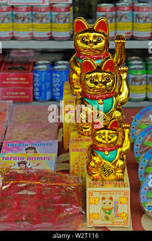 Jakarta, Indonésie - Jakarta/ le 18 mai 2010 : les chats maneki neko signe ( ) affiche pour les ventes dans un magasin à glodok chinatown Banque D'Images