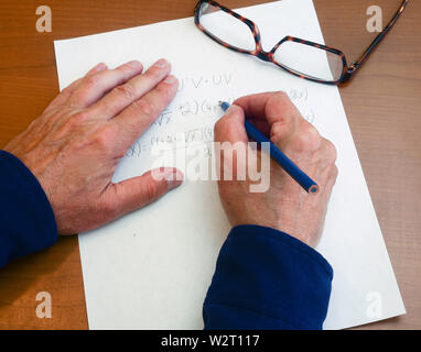 Instrument dérivé est travaillé pour trouver une véritable preuve que l'équation fonctionne . Banque D'Images