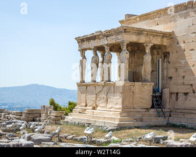 Athènes, Grèce, 9 juillet 2019 - Les Caryatides porche du temple Erectheion historique dans l'acropole d'Athènes. Photo par Enrique Shore/Alamy Stock Photos Banque D'Images