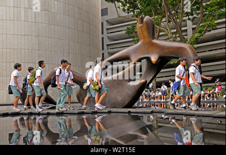 Singapour, Singapour - le 14 novembre 2011 : visite de la grande sculpture en bronze reclining figure de Henry Moore à l'ocbc centre sur chulia street Banque D'Images