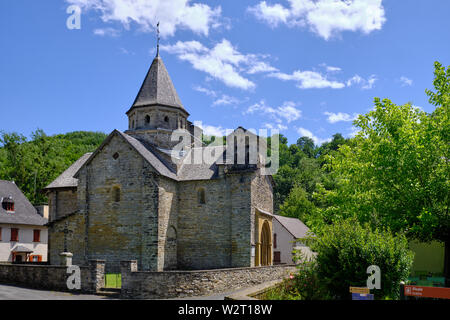 Église de l'Hôpital St Blaise en Pyrénées Atlantique Région de France avec fond de ciel bleu Banque D'Images