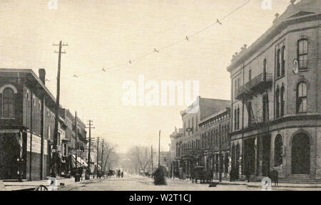 Coldren historique Opera House apparaît sur le bord droit de cette image à partir de 1910 environ. La vue se tourne vers l'est le long College depuis son intersection avec Clinton Street à Iowa City, Iowa. Le lieu Coldren était le principal prédécesseur de Englert Théâtre comme l'hôte de spectacles à Iowa City à partir de son ouverture au cours de 1872 jusqu'à sa disparition avec l'ouverture de l'Auditorium Macbride sur le campus de l'Université de l'Iowa au cours de 1908 et 1912. Au cours de l'Englert La ligne doucement les courbes dans le ciel est d'un fil électrique qui ont fourni de trolleybus du CRandIC service interurbain du chemin de fer Banque D'Images