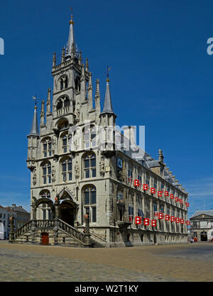 Gouda, Zuid Holland/Pays-Bas - 22 juillet 2014 : Hôtel de ville historique de 1450 et balance en arrière-plan Banque D'Images