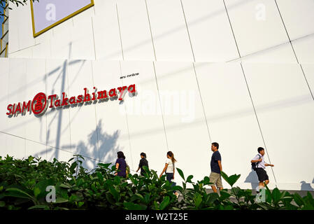 Bangkok, Thaïlande - 25 janvier 2019 : la façade avant de iconsiam takashimaya shopping mall et d'un magasin, les gens qui passent par Banque D'Images