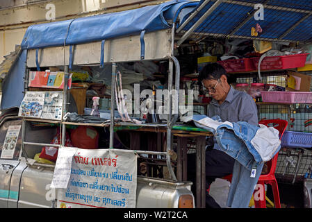 Bangkok, Thaïlande - 25 janvier 2019 : un tailleur travaillant dans son atelier mobile au bord de la route de Sukhumvit Soi 2 Banque D'Images