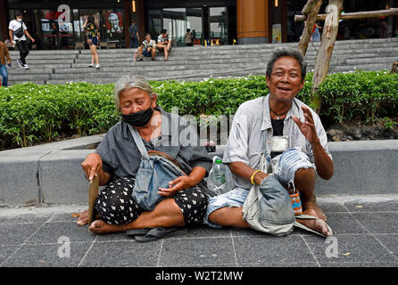 Bangkok, Thaïlande - 15 février, 2019 : un vieux couple de mendiants sur Thanon ratchadamri Banque D'Images