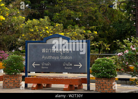 Ayutthaya, Thaïlande - février 11, 2019 Nom : signer sur une plate-forme de la gare ferroviaire d'Ayutthaya Banque D'Images