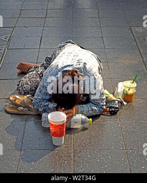 D190091 (3798) - Bangkok - 2019-02-15 fr --- une femme mendiant bowing obeisantly sur le trottoir de thanon ratchadamri en face de central world shopp Banque D'Images