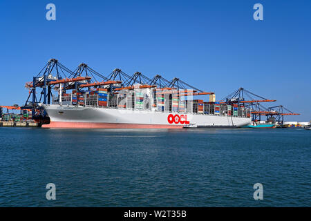 Port de Rotterdam, HOLLAND ZUID/Pays-Bas - 31 mars 2018 : chinese-conteneurs oocl indonésie (omi n° 9776224) 21413 tue loading et dischargin Banque D'Images