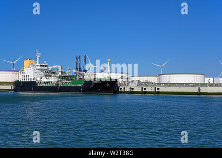 Port de Rotterdam, HOLLAND ZUID/Pays-Bas - 31 mars 2018 : shell exploité navire GNL bunker cardissa (omi n° 9765079) (9816 TPL) accosté à Rotterdam Banque D'Images