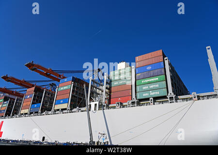 Port de Rotterdam, Pays-Bas - le 31 mars 2018 : chinese-conteneurs oocl indonésie (omi n° 9776224) 21413 de chargement et de déchargement de conteneurs EVP Banque D'Images