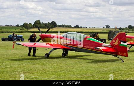 La Royal Jordanian Falcons - Extra-330 LX aerobatic aircraft en exposition statique au Salon aéronautique militaire Shuttleworth le 7 juillet 2019 Banque D'Images