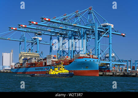 Port de Rotterdam, Pays-Bas - le 31 mars 2018 : renforcement de la glace du commerce baltique porte-conteneurs Maersk Vistule (omi n° 9775737) ( 2018 / 34882 / 400 GT Banque D'Images