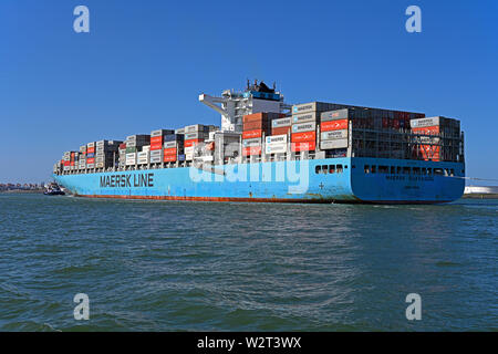 Port de Rotterdam, HOLLAND ZUID/Pays-Bas - 31 mars 2018 : les navires porte-conteneurs Maersk guayaquil (OMI #  9727871) (2015 / 113042 / 118980 gt tpl) arrivi Banque D'Images