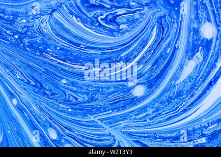 Résumé fond bleu avec en motif. En acrylique liquide la texture. À l'acrylique blanc et bleu. Banque D'Images