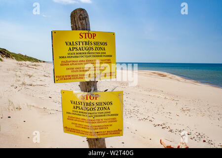 Zone de protection des frontières de l'État lituanien, frontière russe dans NIDA, Malines, Klaipeda, plage de sable fin et les dunes avec pas d'entrée de signal sur la mer Baltique Banque D'Images