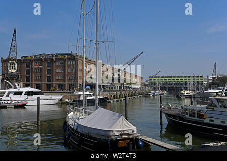 Rotterdam, Zuid Holland / Pays-Bas - 30 mars 2019 : rotterdam marina à entrepothaven / binnenhaven Kop van Zuid Banque D'Images