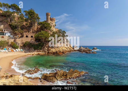 Plage Sa Caleta à Lloret de Mar, Costa Brava, Catalogne, Espagne. Banque D'Images