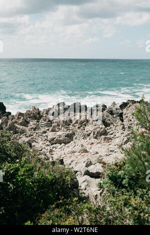 Belle vue sur la mer ou l'océan et côte rocheuse. Paysage naturel Banque D'Images