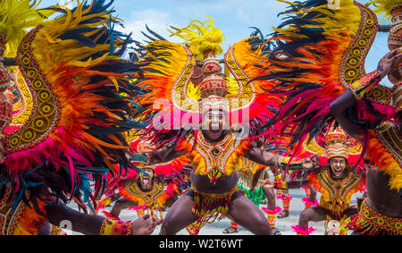 Les participants au Festival Dinagyang à Iloilo Philippines Banque D'Images