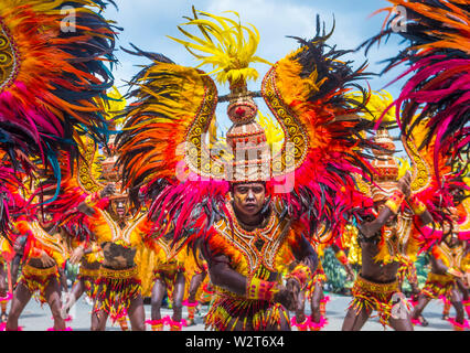 Les participants au Festival Dinagyang à Iloilo Philippines Banque D'Images