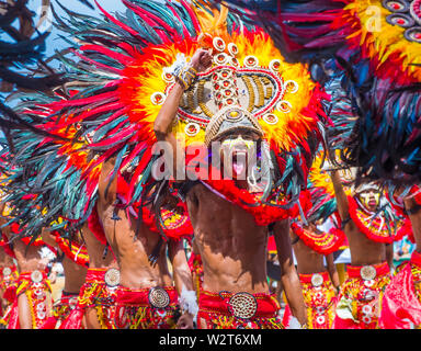 Les participants au Festival Dinagyang à Iloilo Philippines Banque D'Images