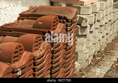 Des piles de tuiles et pavés ciment at construction site Banque D'Images