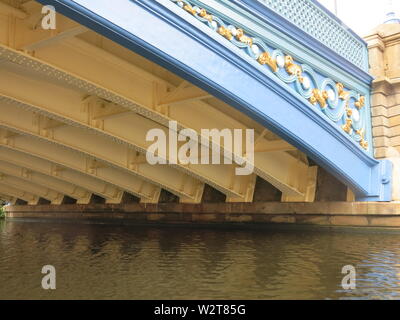 Voyager en bateau-taxi dans le centre-ville de Leeds vous emmène le long de la rivière Aire et sous le bleu, Pont Leeds richement décoré Banque D'Images
