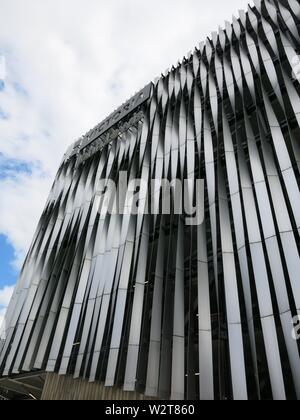 Le navire amiral John Lewis store au Victoria Gate de Leeds a un parking à plusieurs étages-park, vêtus de Twisted Metal qui brille sur une journée ensoleillée. Banque D'Images