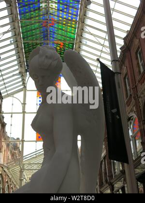 La moitié supérieure de Damien Hirst's 'Anatomie d'un Ange', une sculpture en marbre blanc en contraste frappant avec les vitraux colorés de son cadre de toit Banque D'Images